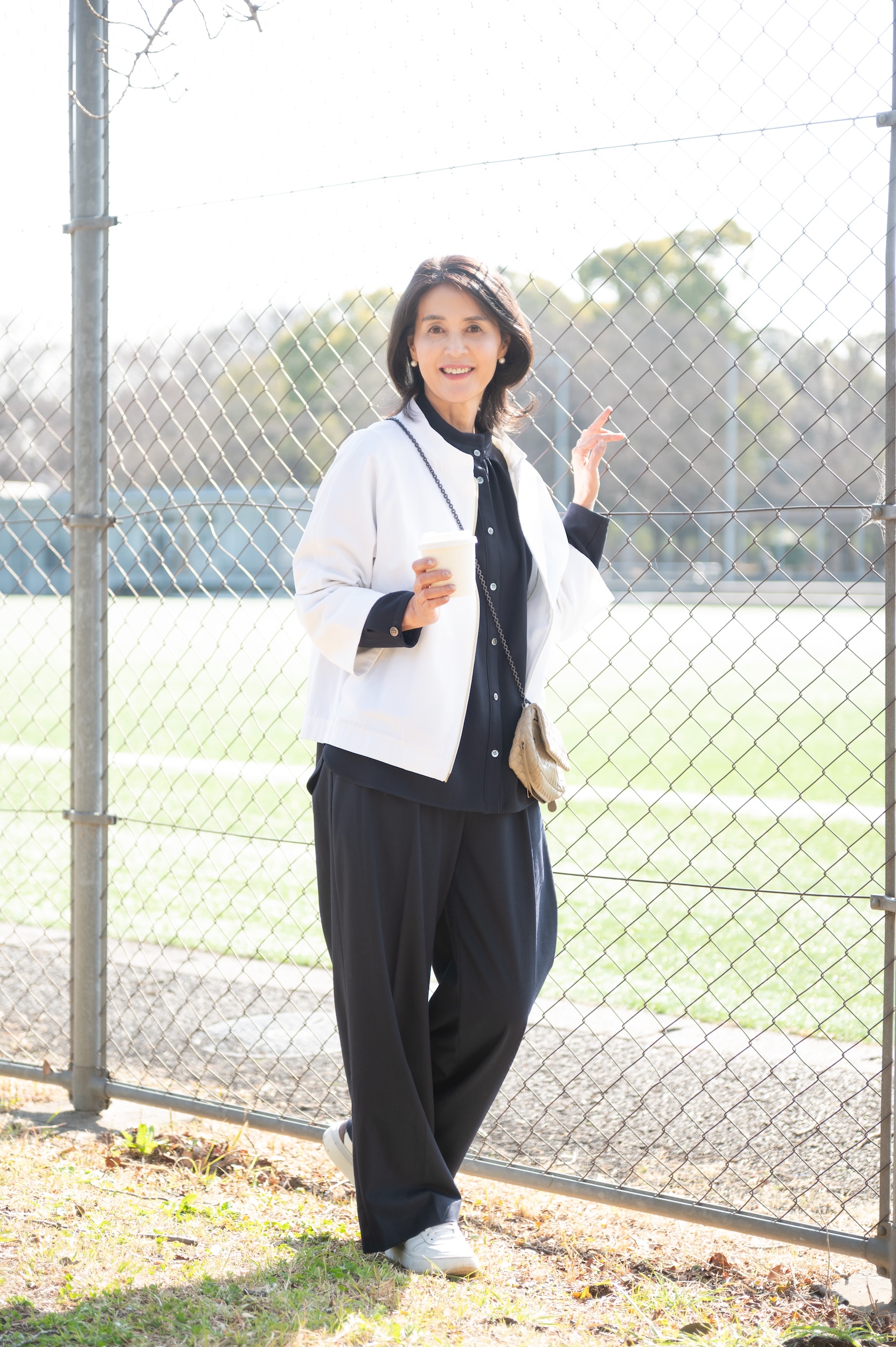 有村一美さん_ユニクロ黒ワイドパンツコーデ