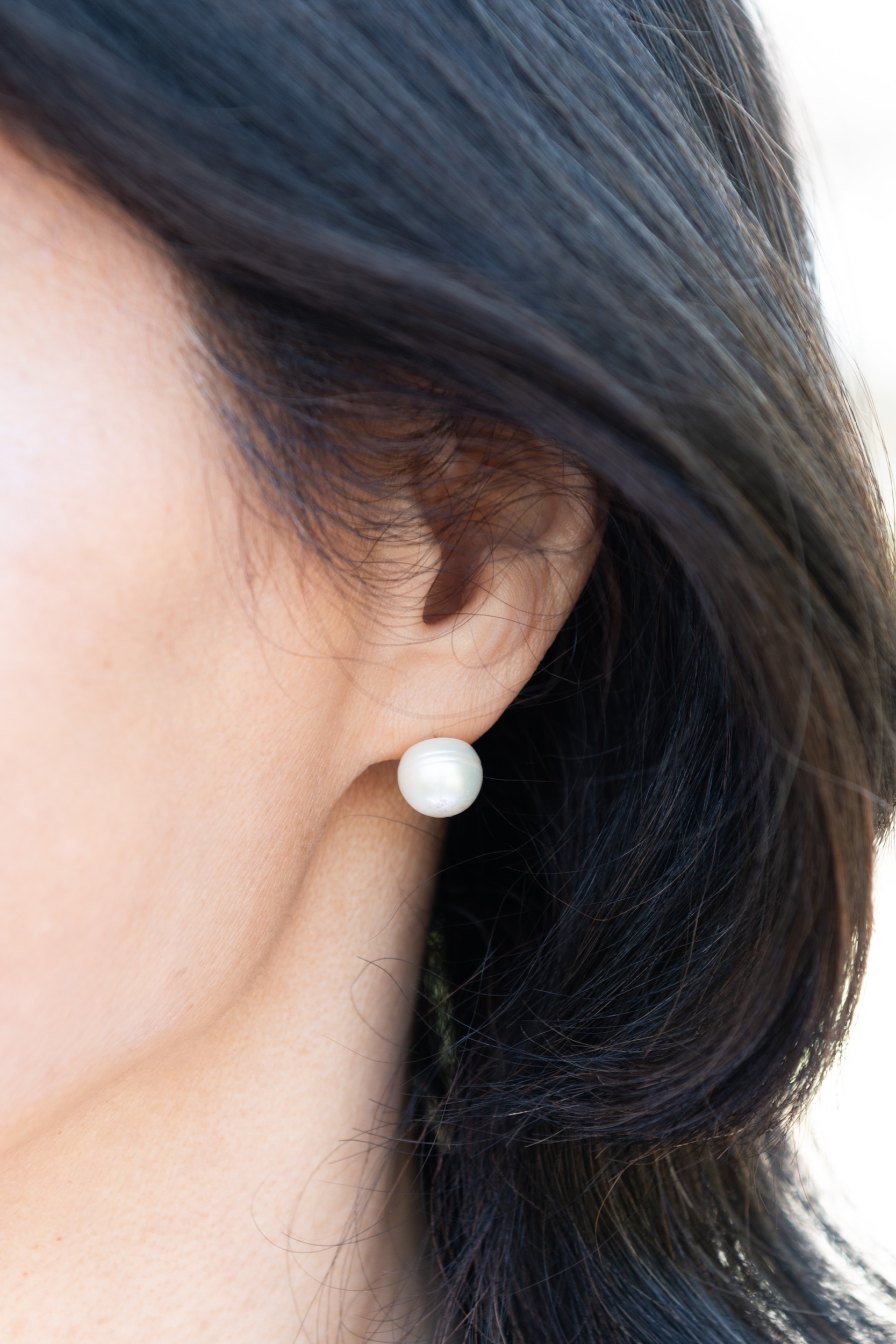 有村一美さん_顔まわりが映えるパールイヤリング