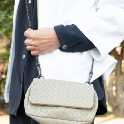 有村一美さん_ボッテガ・ヴェネタのチェーンバッグをさりげないアクセントに