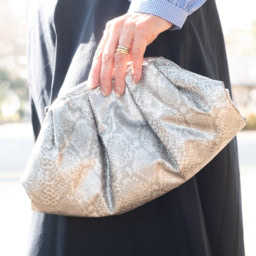 有村一美さん_上品な洒落感を盛れるシルバーバッグ