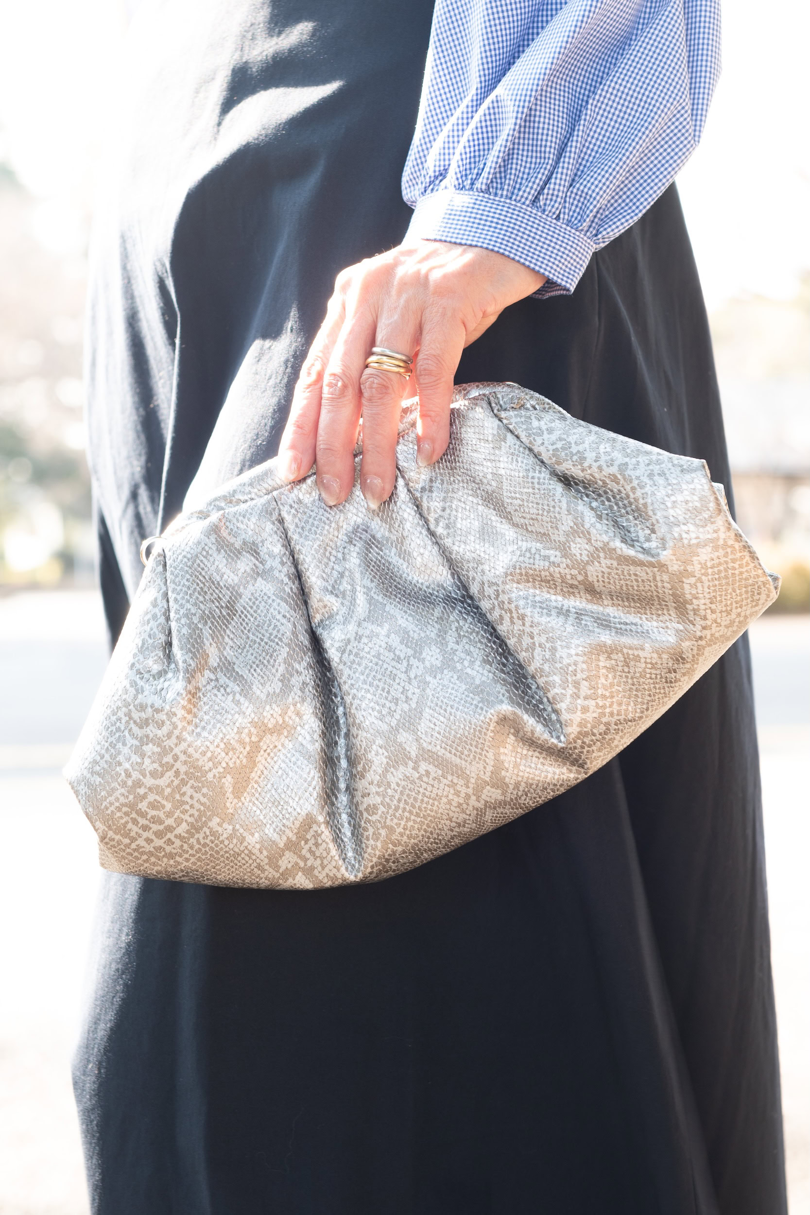 有村一美さん_上品な洒落感を盛れるシルバーバッグ