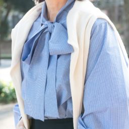 有村一美さん_白ニットをラフに羽織ってこなれ感を