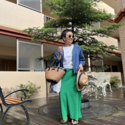 白カットソー…無印、グリーンスカート…フレディ、カゴバッグ…ハリス、サンダル…ビルケンシュトック、薄手デニムジャケット…ノーブランド