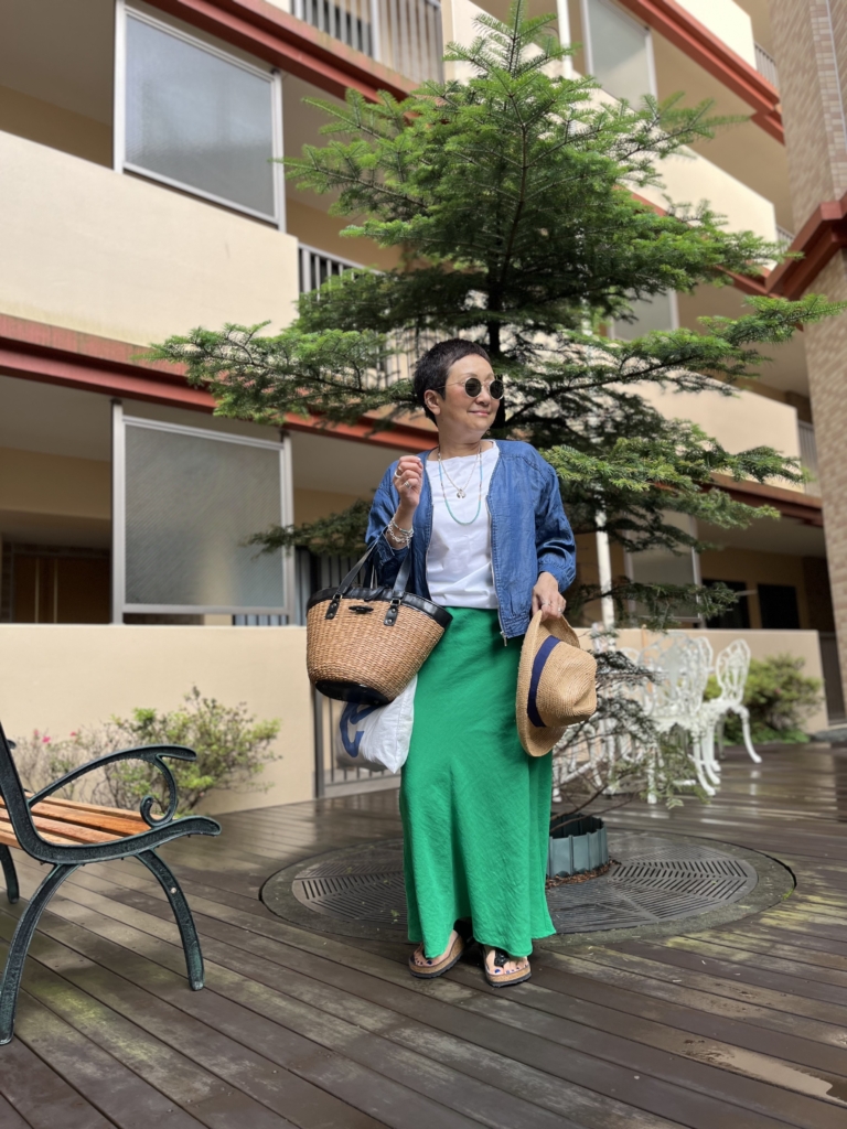 白カットソー…無印、グリーンスカート…フレディ、カゴバッグ…ハリス、サンダル…ビルケンシュトック、薄手デニムジャケット…ノーブランド