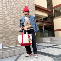 ネイビーGジャン…セイス鎌倉セレクトショップ、スカート…無印良品、スニーカー…コンバース、トートバッグ…LLbean、ストール…AP STUDIO