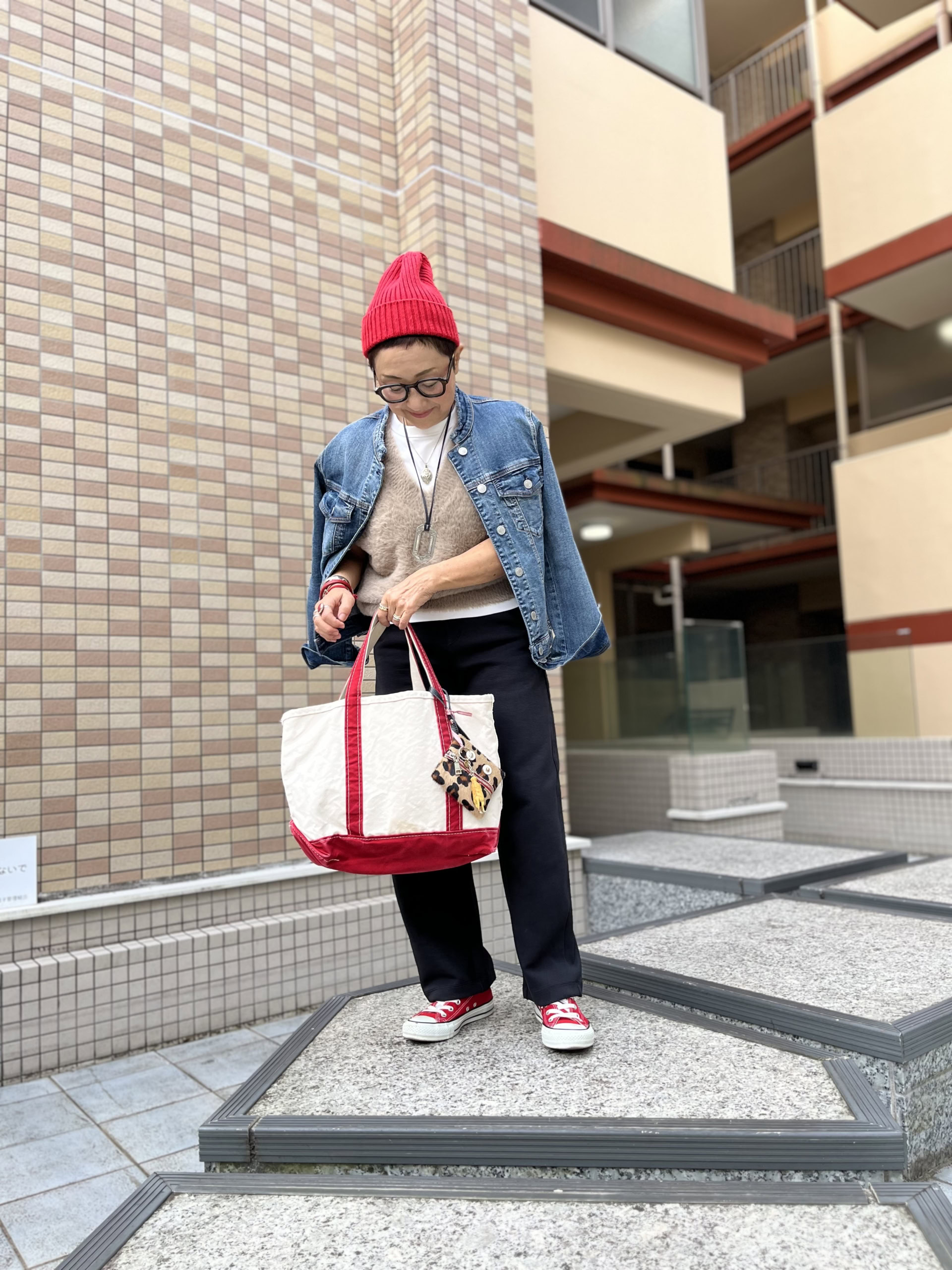 ネイビーGジャン…セイス鎌倉セレクトショップ、スカート…無印良品、スニーカー…コンバース、トートバッグ…LLbean、ストール…AP STUDIO