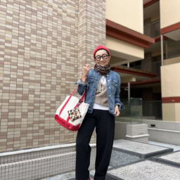 ネイビーGジャン…セイス鎌倉セレクトショップ、スカート…無印良品、スニーカー…コンバース、トートバッグ…LLbean、ストール…AP STUDIO