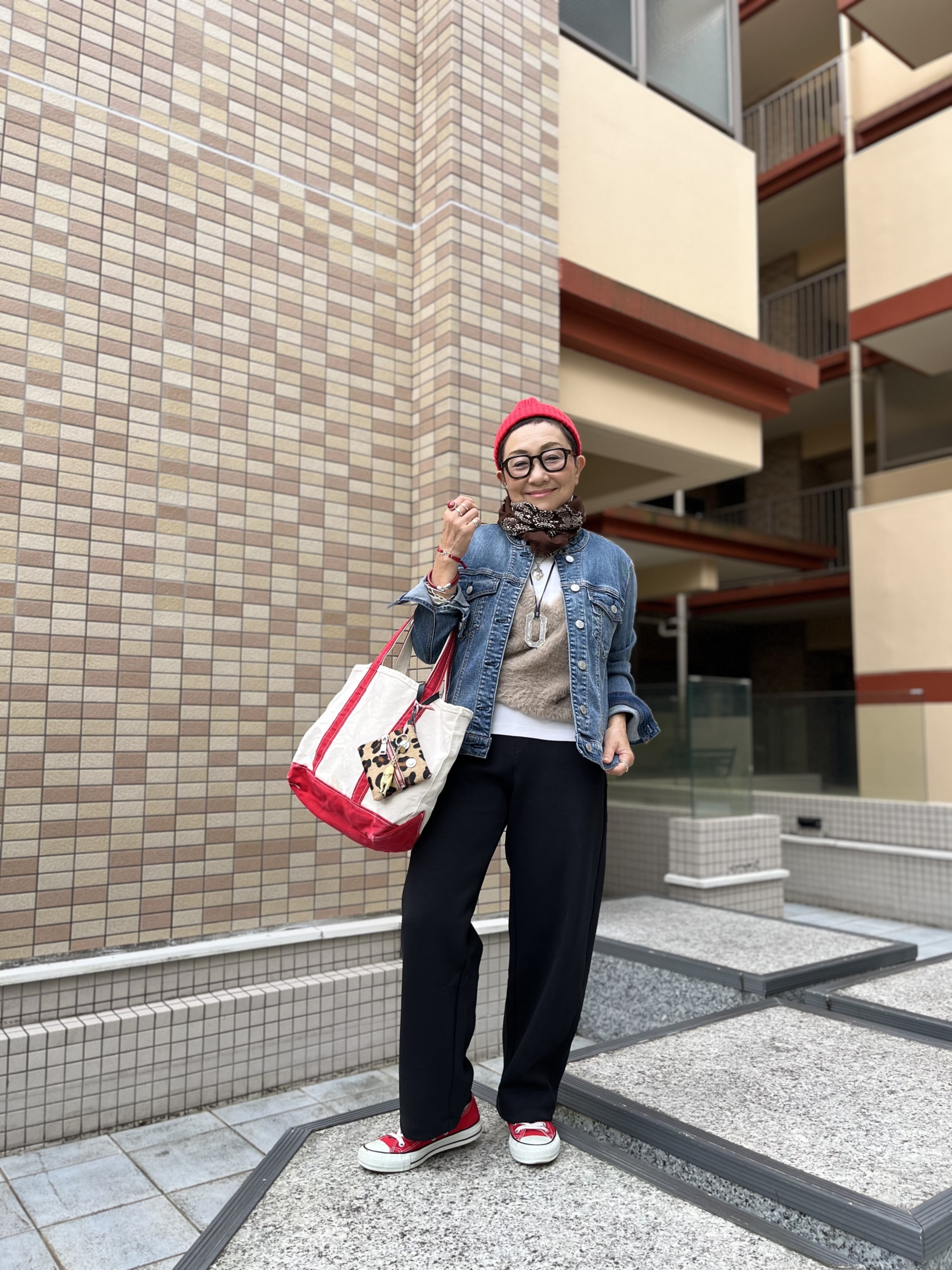 ネイビーGジャン…セイス鎌倉セレクトショップ、スカート…無印良品、スニーカー…コンバース、トートバッグ…LLbean、ストール…AP STUDIO