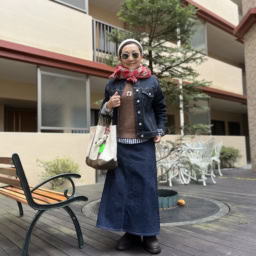 Gジャン…セイス鎌倉セレクトショップ、デニムスカート…無印良品、ストール…tomorrowland、トートバッグ…フレームワーク、ブーツ…GU