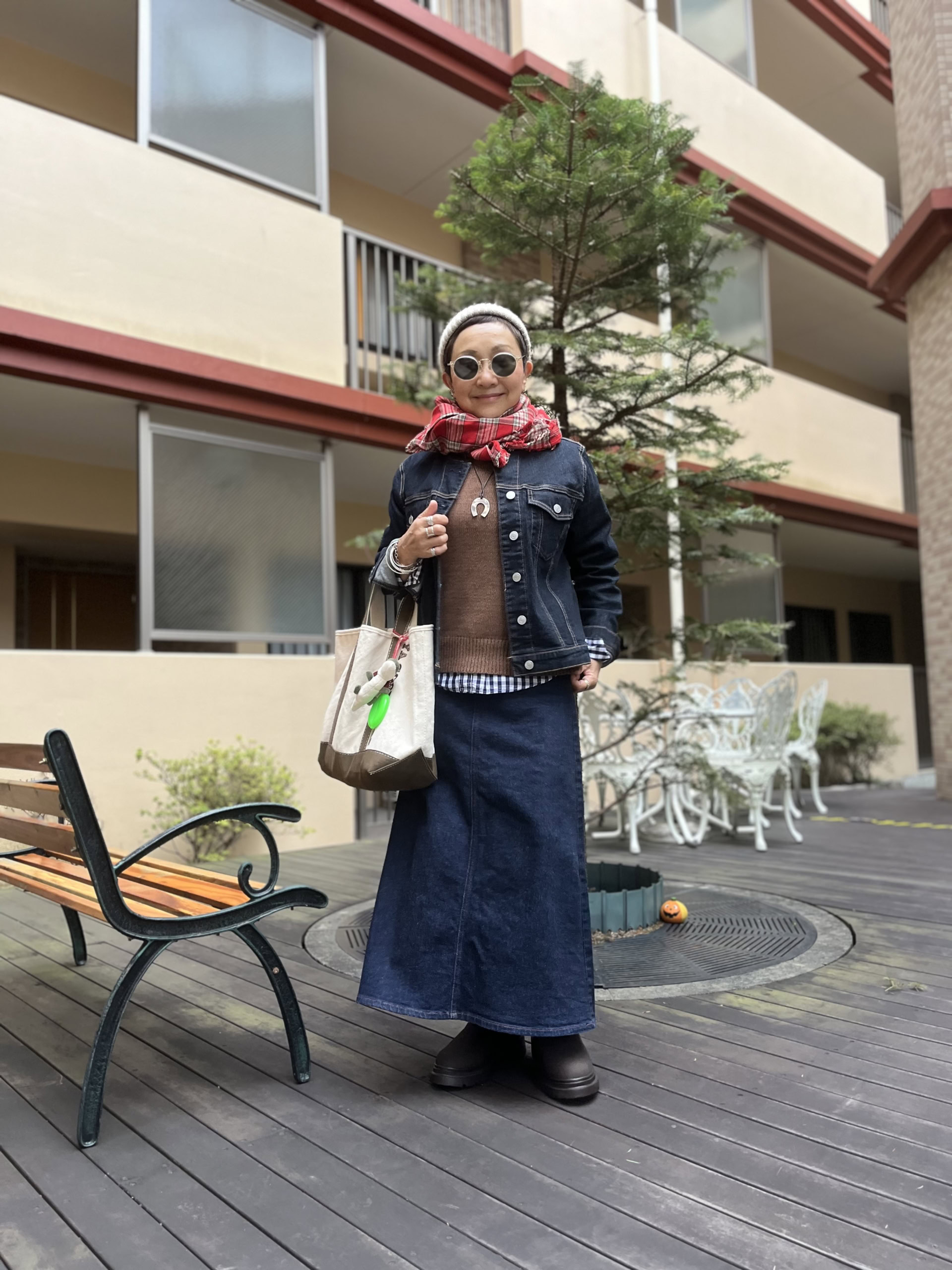 Gジャン…セイス鎌倉セレクトショップ、デニムスカート…無印良品、ストール…tomorrowland、トートバッグ…フレームワーク、ブーツ…GU