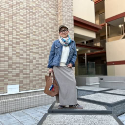 Gジャン…セイス鎌倉セレクトショップ、スカート…スピックアンドスパン、バッグ…ヤングアンドオルセン 、スニーカー…アディダスサンバ