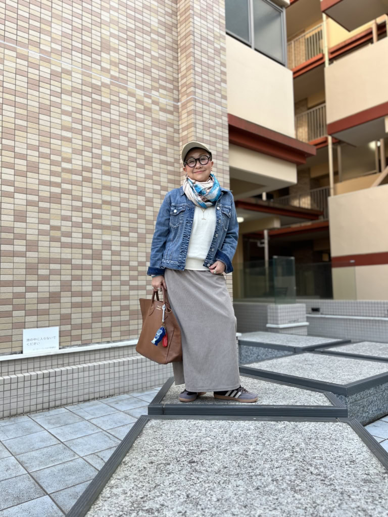 Gジャン…セイス鎌倉セレクトショップ、スカート…スピックアンドスパン、バッグ…ヤングアンドオルセン 、スニーカー…アディダスサンバ