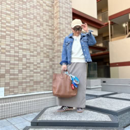 Gジャン…セイス鎌倉セレクトショップ、スカート…スピックアンドスパン、バッグ…ヤングアンドオルセン 、スニーカー…アディダスサンバ