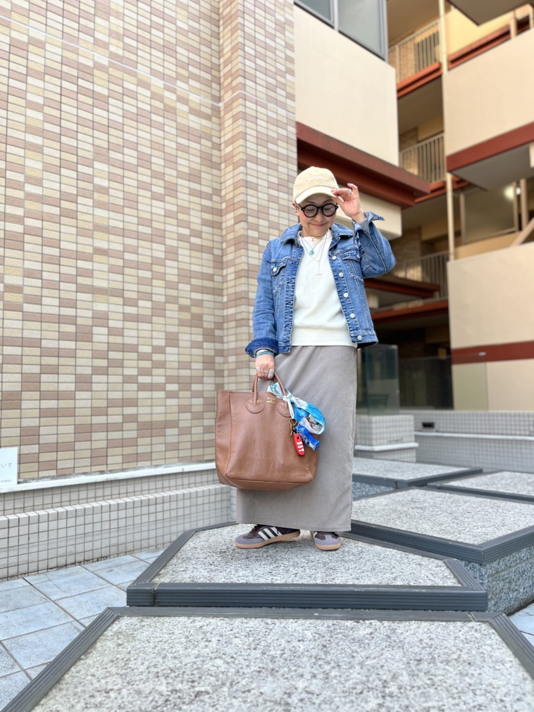 Gジャン…セイス鎌倉セレクトショップ、スカート…スピックアンドスパン、バッグ…ヤングアンドオルセン 、スニーカー…アディダスサンバ