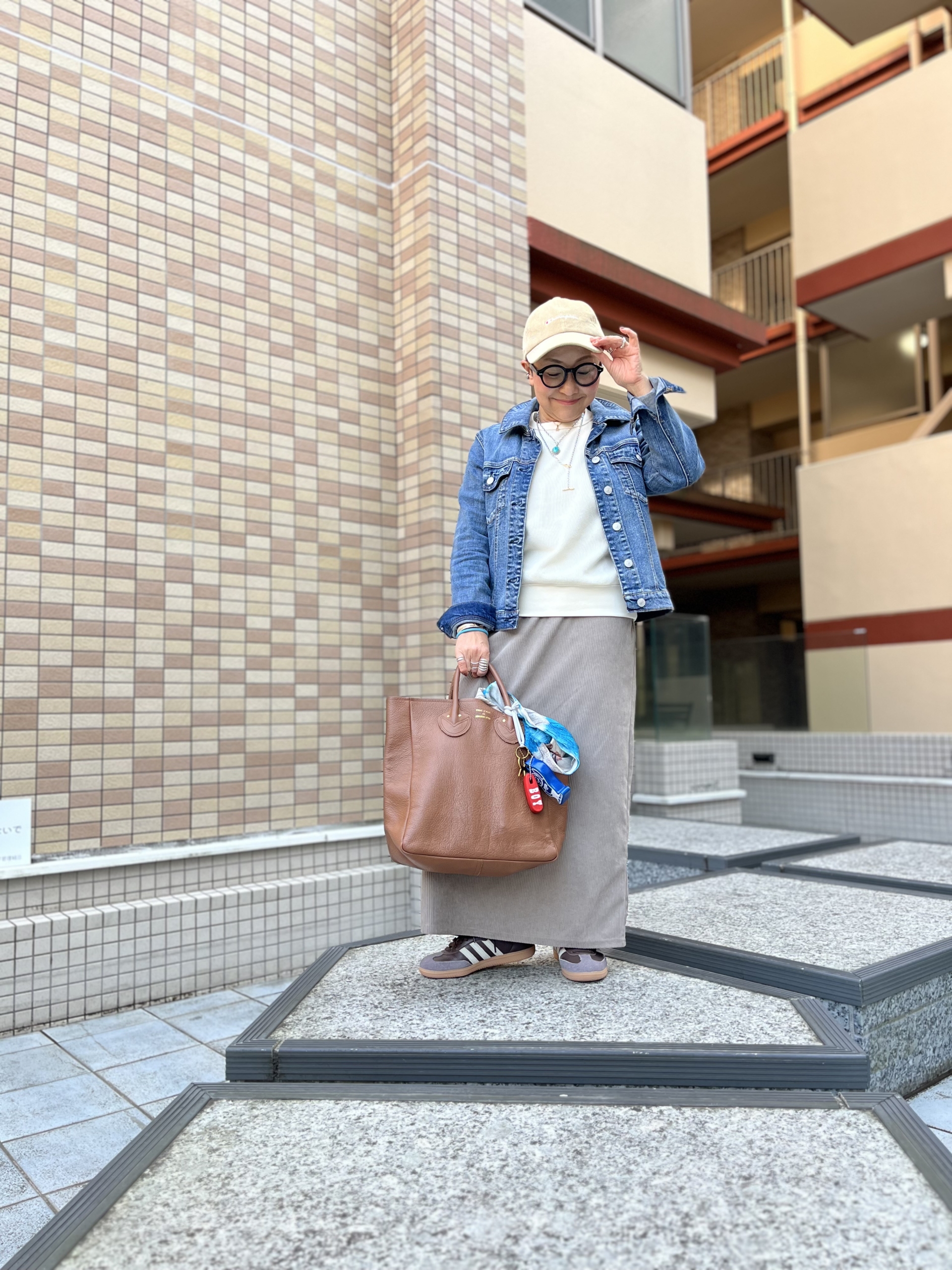 Gジャン…セイス鎌倉セレクトショップ、スカート…スピックアンドスパン、バッグ…ヤングアンドオルセン 、スニーカー…アディダスサンバ