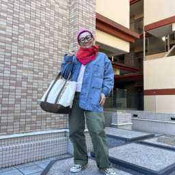 デニムカバーオール…アメリカンホリック 、パンツ…スピックアンドスパン　ルーズベイカーパンツ