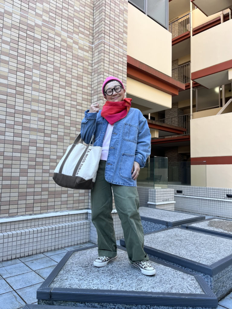 デニムカバーオール…アメリカンホリック 、パンツ…スピックアンドスパン　ルーズベイカーパンツ