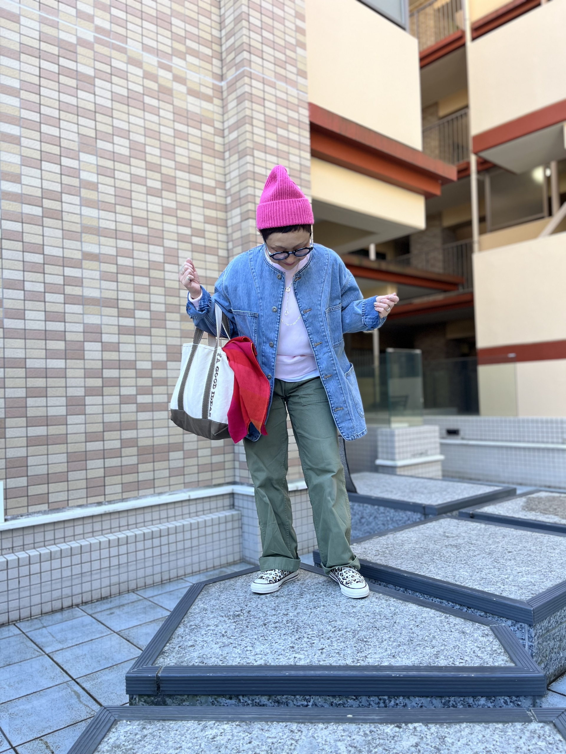 デニムカバーオール…アメリカンホリック 、パンツ…スピックアンドスパン　ルーズベイカーパンツ