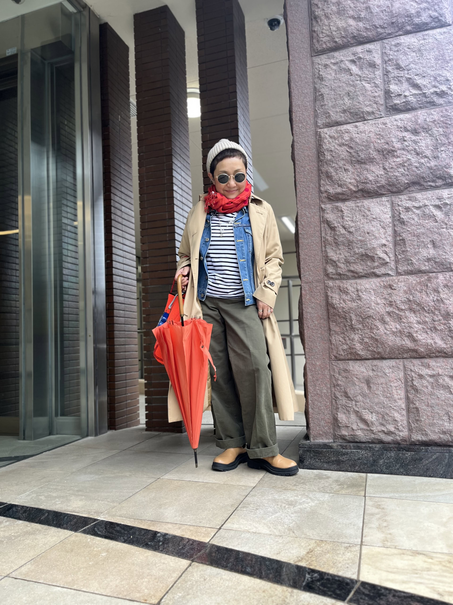 ボーダー…オーシバル、水玉ストール…ユナイテッドアローズ 、Gジャン…セイス鎌倉セレクトショップ、ステンカラーコート…ロペピクニック 、バッグ…stateofescape