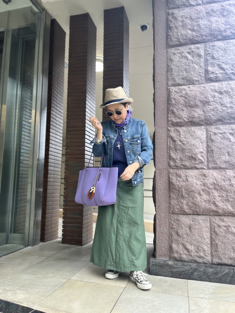 Gジャン…セイス鎌倉セレクトショップ、スカート…アメリカンホリック 、スニーカー…コンバース、バッグ…stateofescape、バンダナ…古着