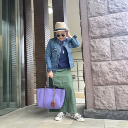 Gジャン…セイス鎌倉セレクトショップ、スカート…アメリカンホリック 、スニーカー…コンバース、バッグ…stateofescape、バンダナ…古着