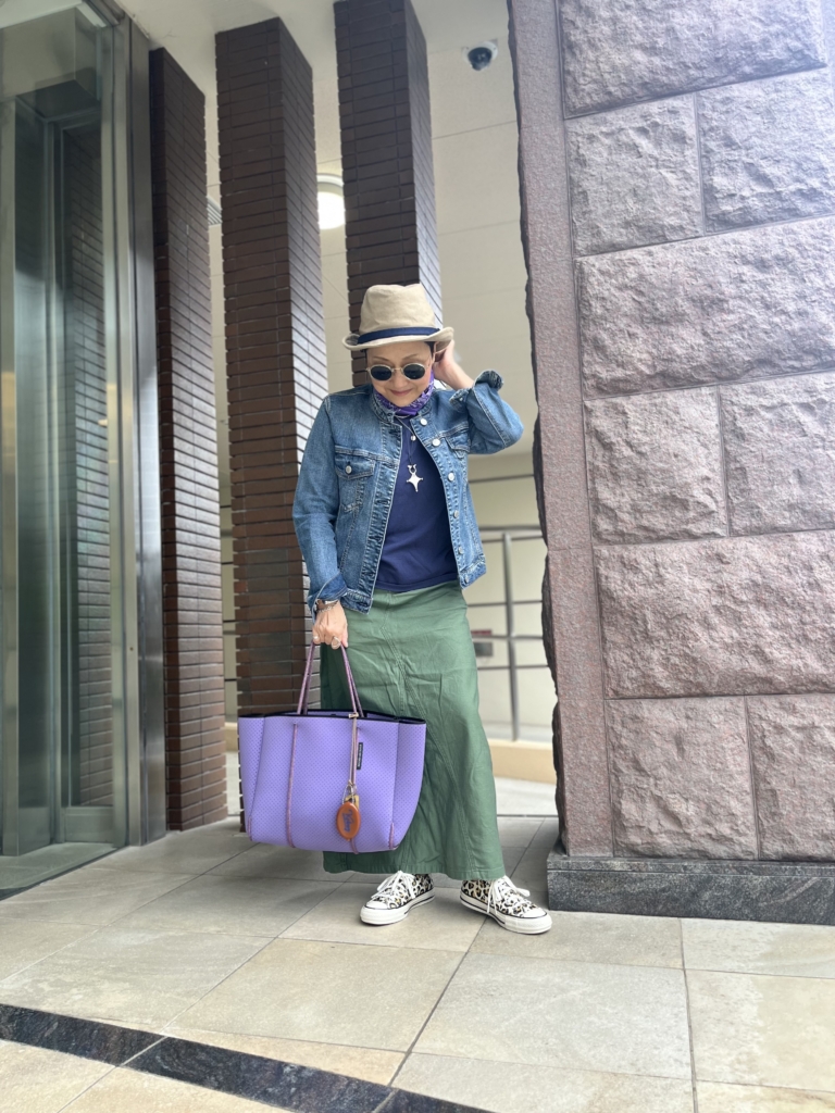 Gジャン…セイス鎌倉セレクトショップ、スカート…アメリカンホリック 、スニーカー…コンバース、バッグ…stateofescape、バンダナ…古着