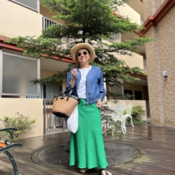 白カットソー…無印、グリーンスカート…フレディ、カゴバッグ…ハリス、サンダル…ビルケンシュトック、薄手デニムジャケット…ノーブランド