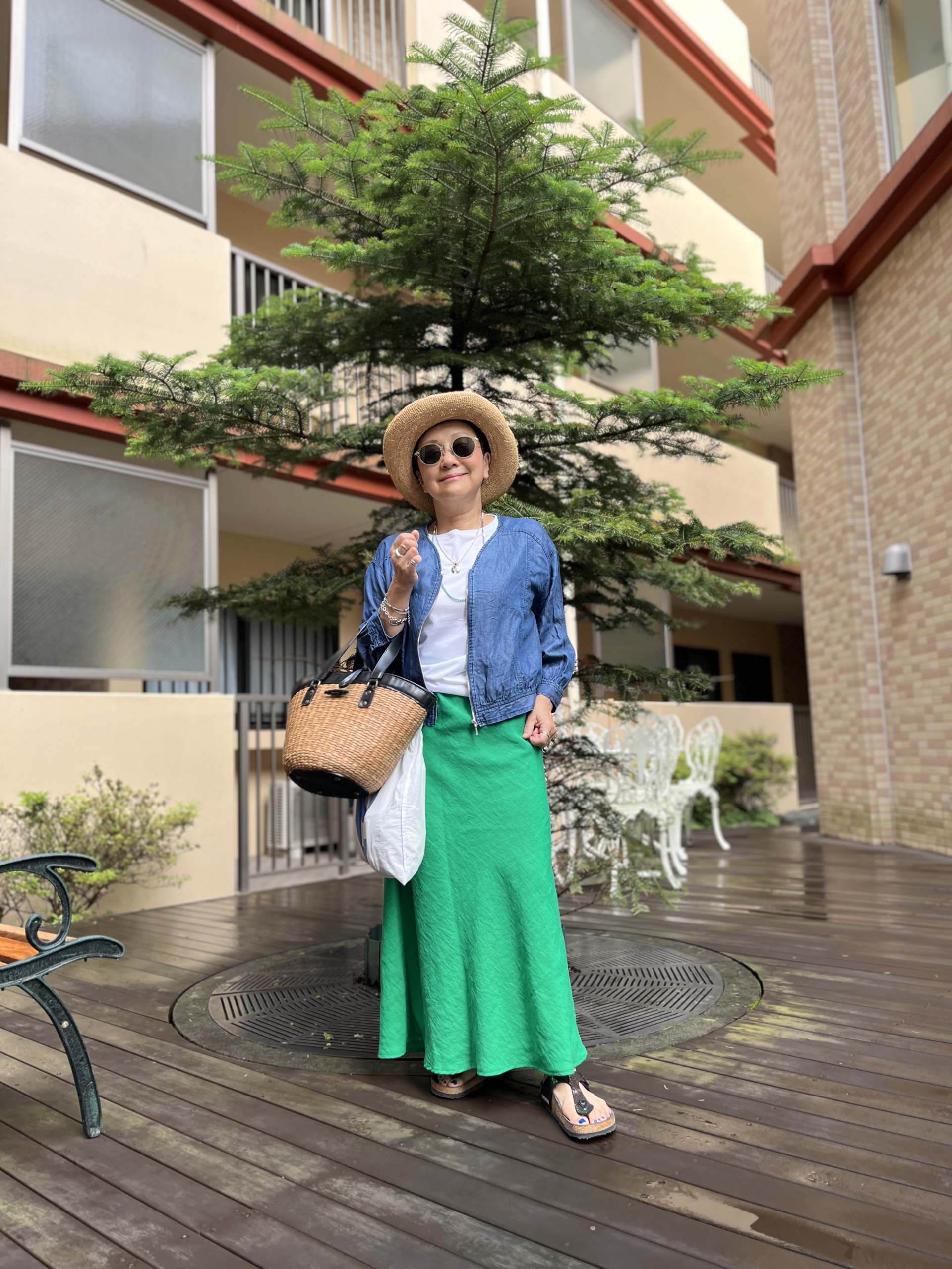 白カットソー…無印、グリーンスカート…フレディ、カゴバッグ…ハリス、サンダル…ビルケンシュトック、薄手デニムジャケット…ノーブランド