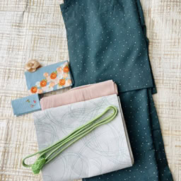 可憐に舞う桜の柄に帯揚げの「桜いろ」をリンクさせて、春のグラデーションを楽しんだ着こなし