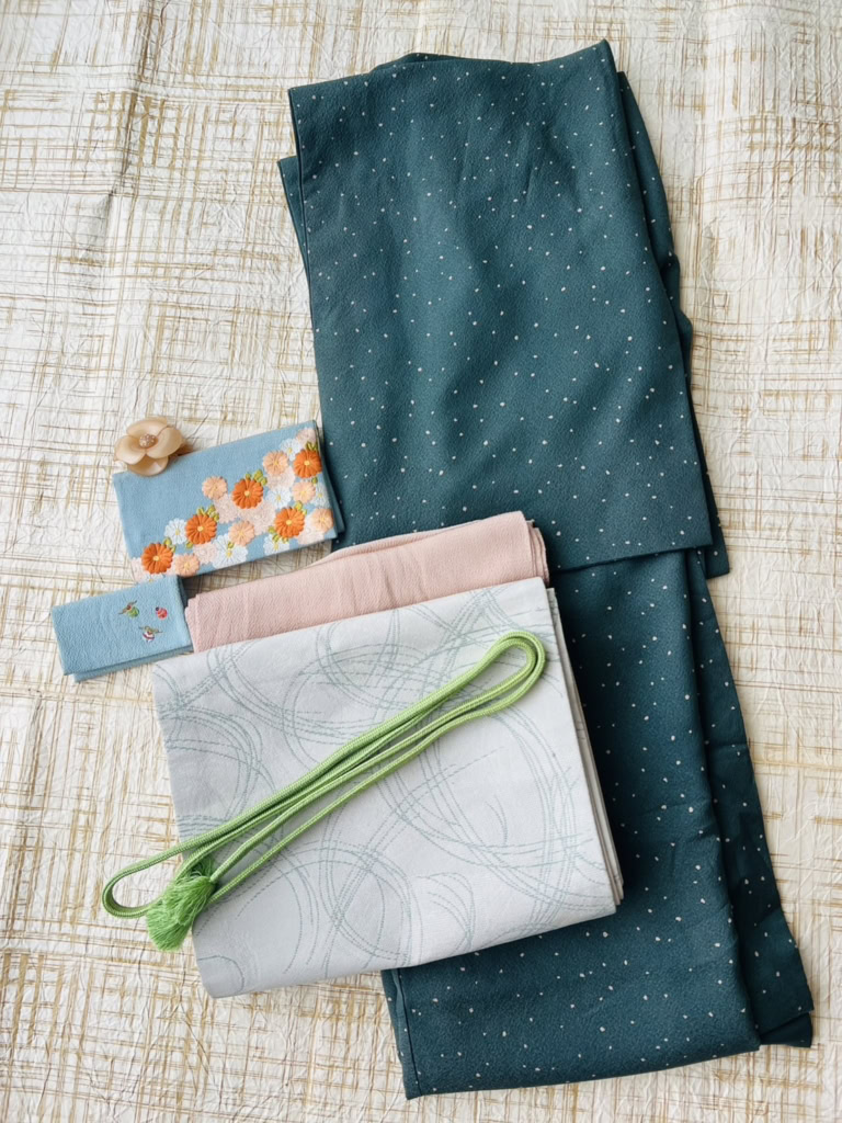 可憐に舞う桜の柄に帯揚げの「桜いろ」をリンクさせて、春のグラデーションを楽しんだ着こなし