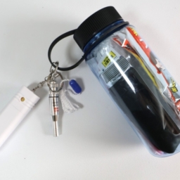 ボトルに防災用品を入れたところ　ホイッスルと懐中電灯はすぐ使えるよう外につける