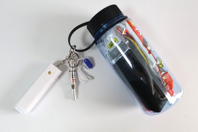 ボトルに防災用品を入れたところ ホイッスルと懐中電灯はすぐ使えるよう外につける