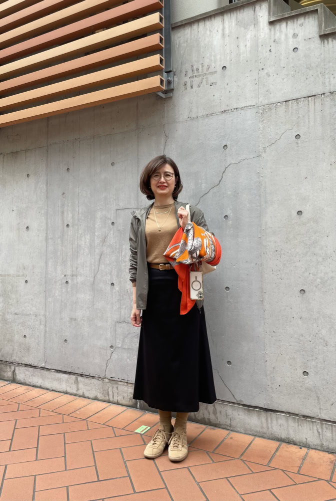 【60代お手本スナップ】カラーコーディネーターならではの色合わせは必見!オレンジを基調としたスニーカーコーデ