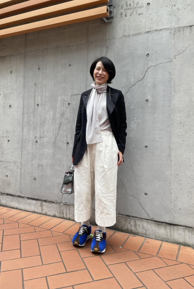【60代お手本スナップ】甘辛ミックスで楽しむ!軽やかモノトーンジャケットスタイル