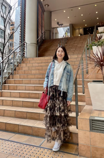 【60代お手本スナップ】大人の遊び心をプラスした「スニーカースタイル」は、デニムや柄物、色物アイテムでこなれた印象に！