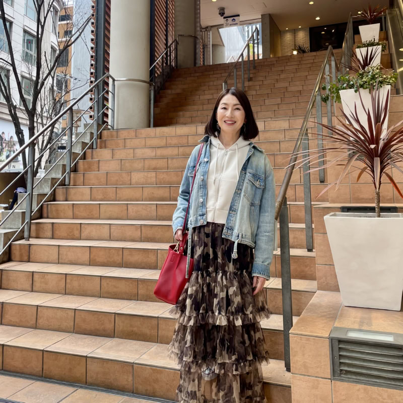 【60代お手本スナップ】大人の遊び心をプラスした「スニーカースタイル」は、デニムや柄物、色物アイテムでこなれた印象に！