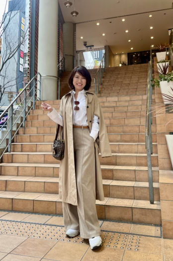 【60代お手本スナップ】春は白×ベージュでキメる！ワンランク上の着こなしに仕上げるシャツコーデ