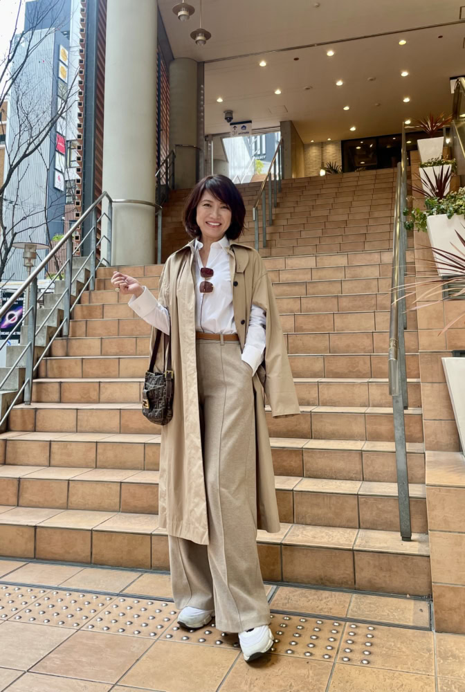 【60代お手本スナップ】春は白×ベージュでキメる!ワンランク上の着こなしに仕上げるシャツコーデ