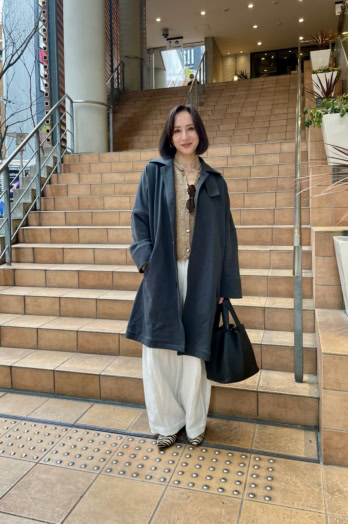 【60代お手本スナップ】オーバーサイズやメンズアイテムを取り入れた、大人の品格リラックスコーデ