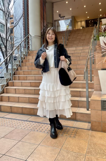 【60代お手本スナップ】デニムジャケット×フリルスカートで程よい大人の甘さに！抜け感をプラスした甘辛ミックススタイル