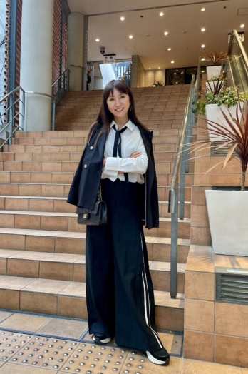 【60代お手本スナップ】ジャケット×サイドラインパンツで作る、都会的でクールな大人スタイル