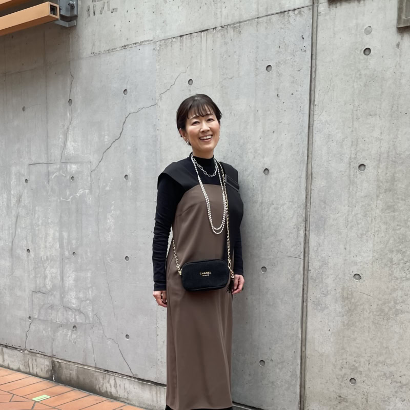 【60代お手本スナップ】1枚でコーデが決まる「シソラス」のサロペットは、黒を合わせて落ち着いた品のある着こなしに！