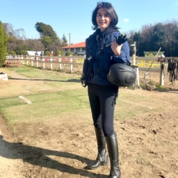 有村一美さん・乗馬