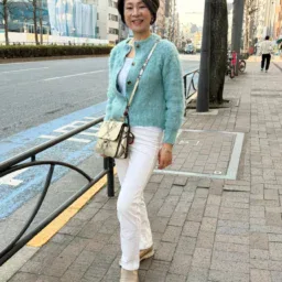 【第4位】【60代街角スナップ】「フルラ」のパイソン柄バッグが主役！「サムシング」の白パンツでつくる軽やかな春スタイル