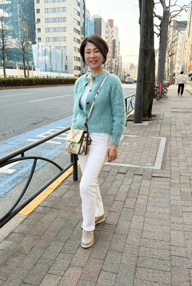 【第4位】【60代街角スナップ】「フルラ」のパイソン柄バッグが主役！「サムシング」の白パンツでつくる軽やかな春スタイル