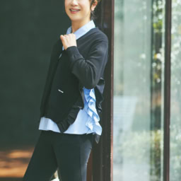 ショートスリーブブラウス¥46,20 0、カーディガン¥45,100、パンツ ¥47,300／すべてヨーコ チャン