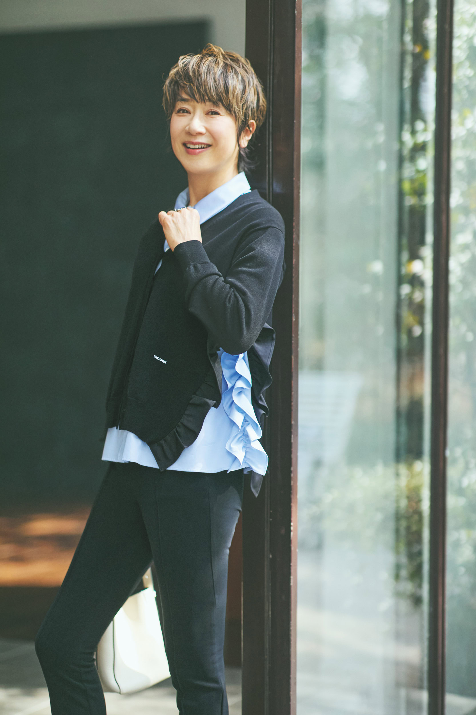 ショートスリーブブラウス¥46,20 0、カーディガン¥45,100、パンツ ¥47,300／すべてヨーコ チャン