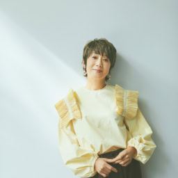 ブラウス¥44,000、パンツ¥37,400／ともにアドーア、ピアス¥11,000／マナ ローザ ジュエル（マナ ローザ）