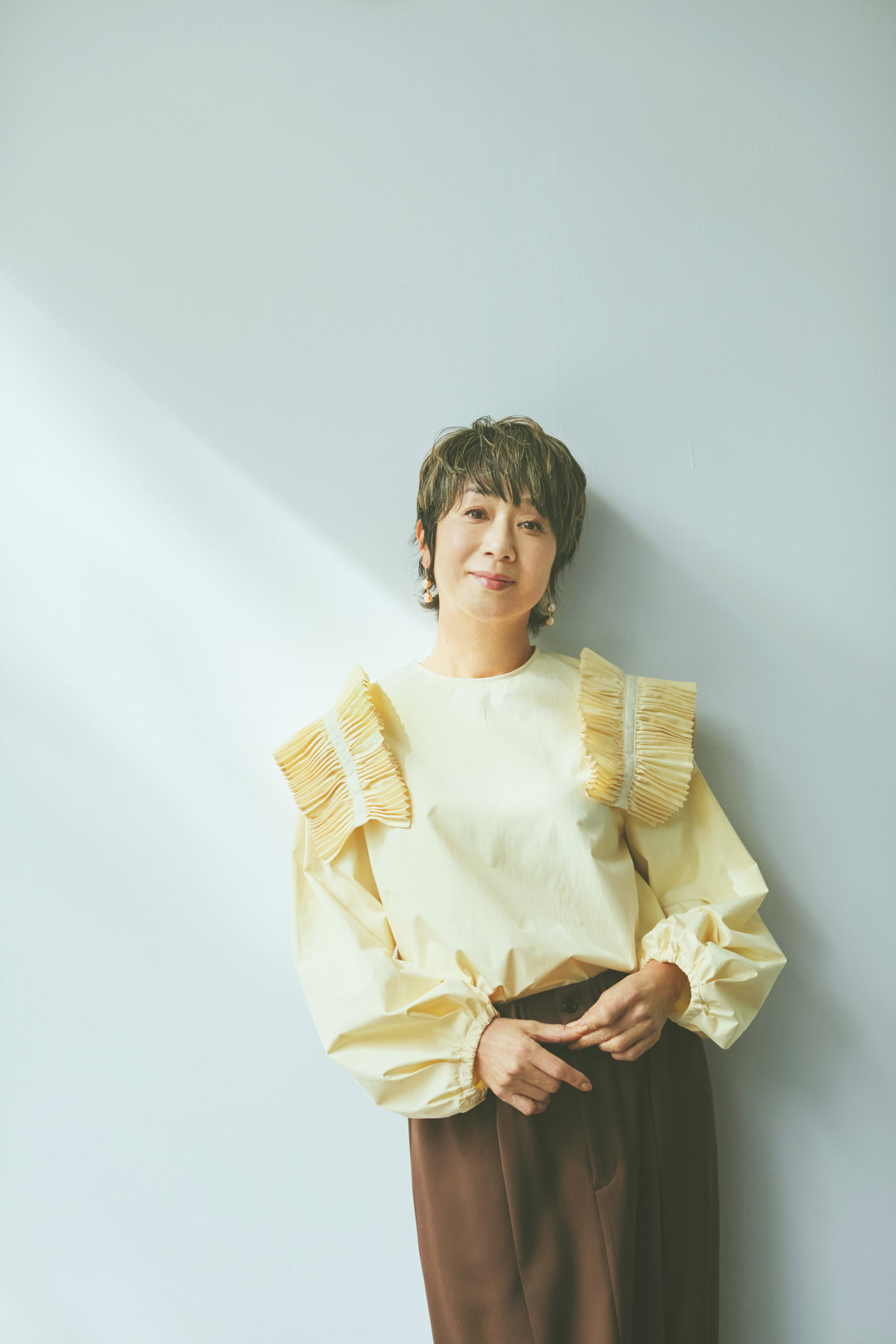 ブラウス¥44,000、パンツ¥37,400/ともにアドーア、ピアス¥11,000/マナ ローザ ジュエル(マナ ローザ)