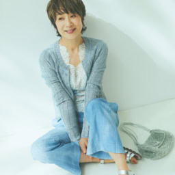 カーディガン¥487,300、ノースリーブニット¥396,000、パンツ¥204,600／すべてエルマンノ シェルヴィーノ（ウールン商会）、バッグ¥79,200／アンテプリマ/ワイヤーバッグ（アンテプリマジャパン）、サンダル¥69,300／トリッペン（トリッペン原宿店）